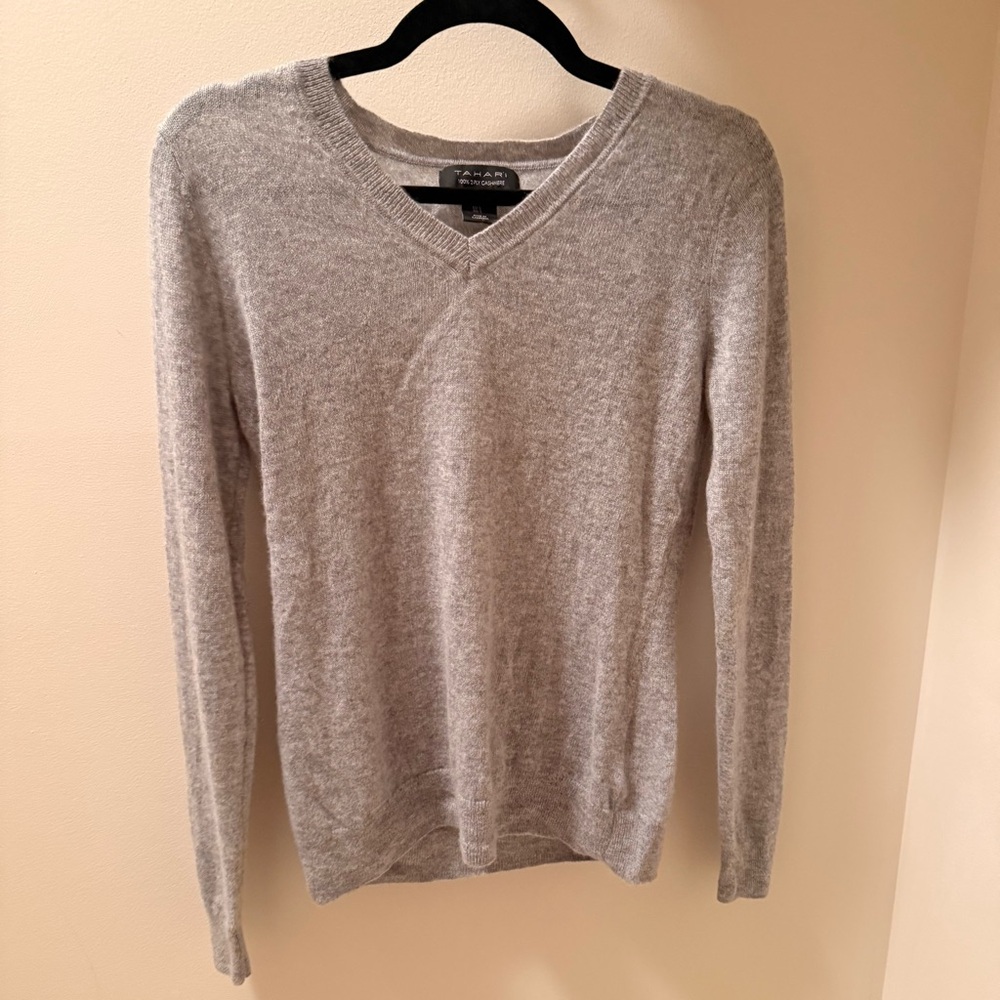 Tahari 100% 2-ply cashmere v-neck sweater